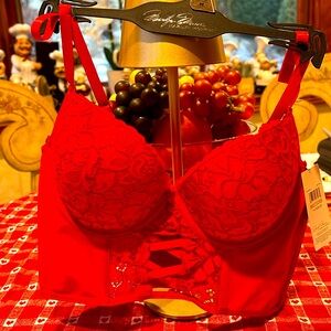 NWT gorgeous and sexy size 36B bra camisole by Marilyn Monroe Collection. Red!